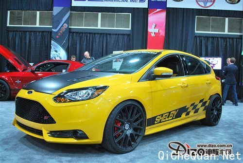 �����Ļ�ɫ�������ɫ��챲�����ģ�������Ŀ��ɢ�����޾��Ļ�����Ϣ�������Ź��ڵ������˶����ӣ�Ϭ����ǰ�ƻ����Ų���һ����̬�ƣ����ں�ɫ�ǹ�������£�Ҳͬ�����������ƴ����������뼤�顣