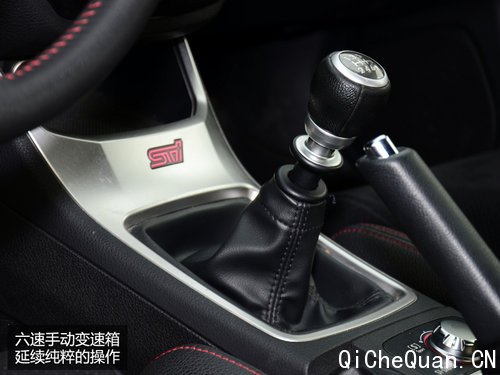 六速手动变速箱保持了很纯粹的操作乐趣，虽然挡杆的长度稍有些长，但换挡行程却很紧凑。换挡时会有很美妙的金属撞击感和吸入感。熟悉操作之后，会感觉到有不同于家用手动挡车型的驾驶乐趣。