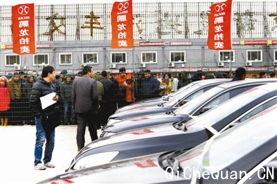 导读：继首批中央层面取消的公务用车在亚运村汽车交易市场拍卖后，昨日上午第二批公开拍卖的公务车又在新发地汽车交易市场开槌拍卖。北京青年报记者从负责本次拍卖的北汽鹏龙公司获悉， 98辆公车全部拍卖成交。拍卖总成交额为786.6万元，超出442.2万元的保留总价344.4万元。